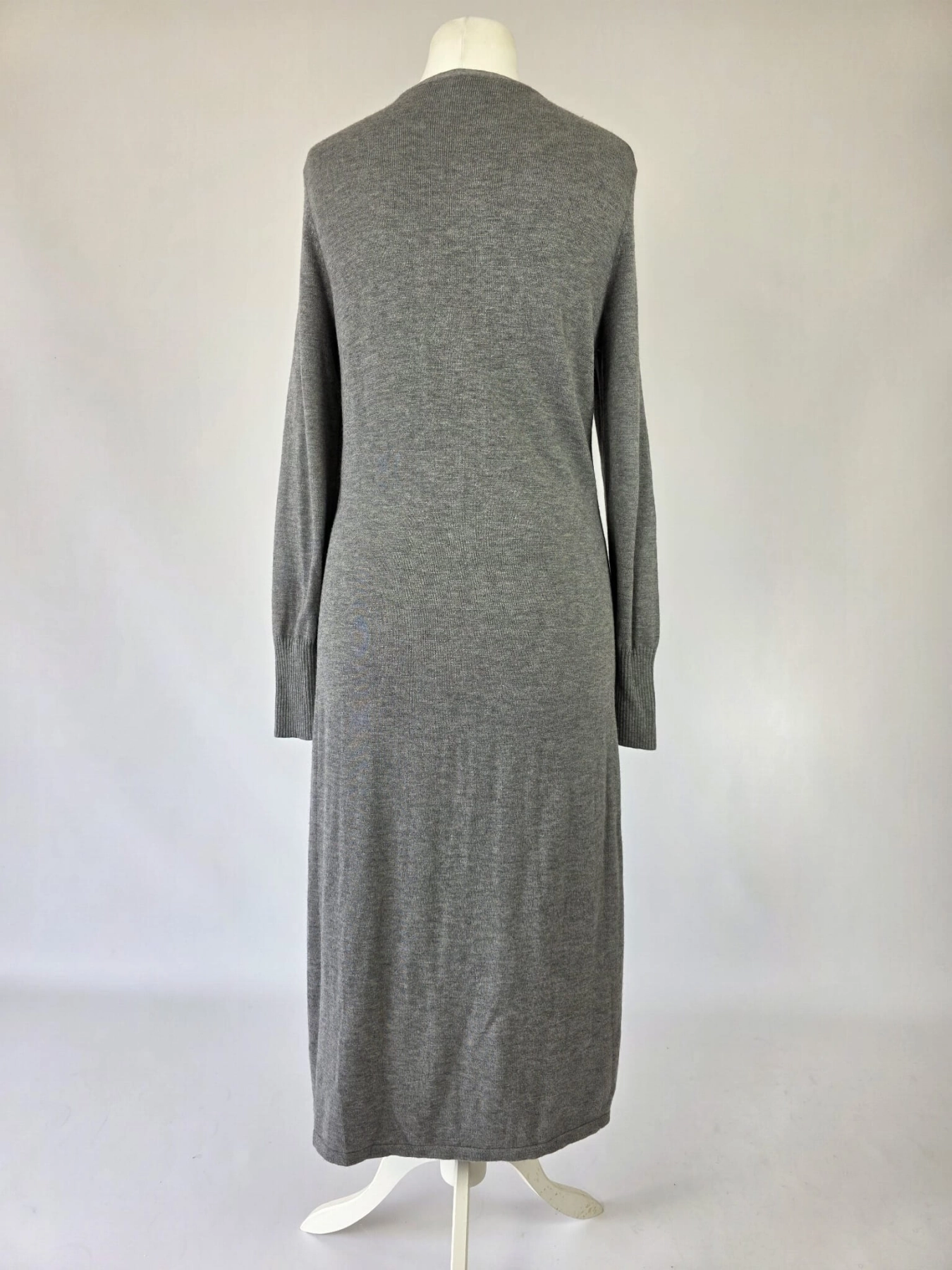 Długi szary kardigan damski zapinany na guziki marki H by Halston to elegancki sweter maxi z rozcięciami, który doskonale podkreśli kobiecą sylwetkę w codziennych i eleganckich stylizacjach