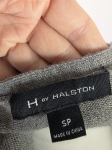 Długi szary kardigan damski zapinany na guziki marki H by Halston to elegancki sweter maxi z rozcięciami, który doskonale podkreśli kobiecą sylwetkę w codziennych i eleganckich stylizacjach