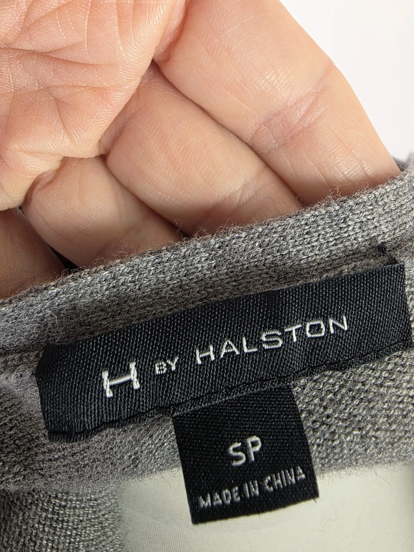 Długi szary kardigan damski zapinany na guziki marki H by Halston to elegancki sweter maxi z rozcięciami, który doskonale podkreśli kobiecą sylwetkę w codziennych i eleganckich stylizacjach