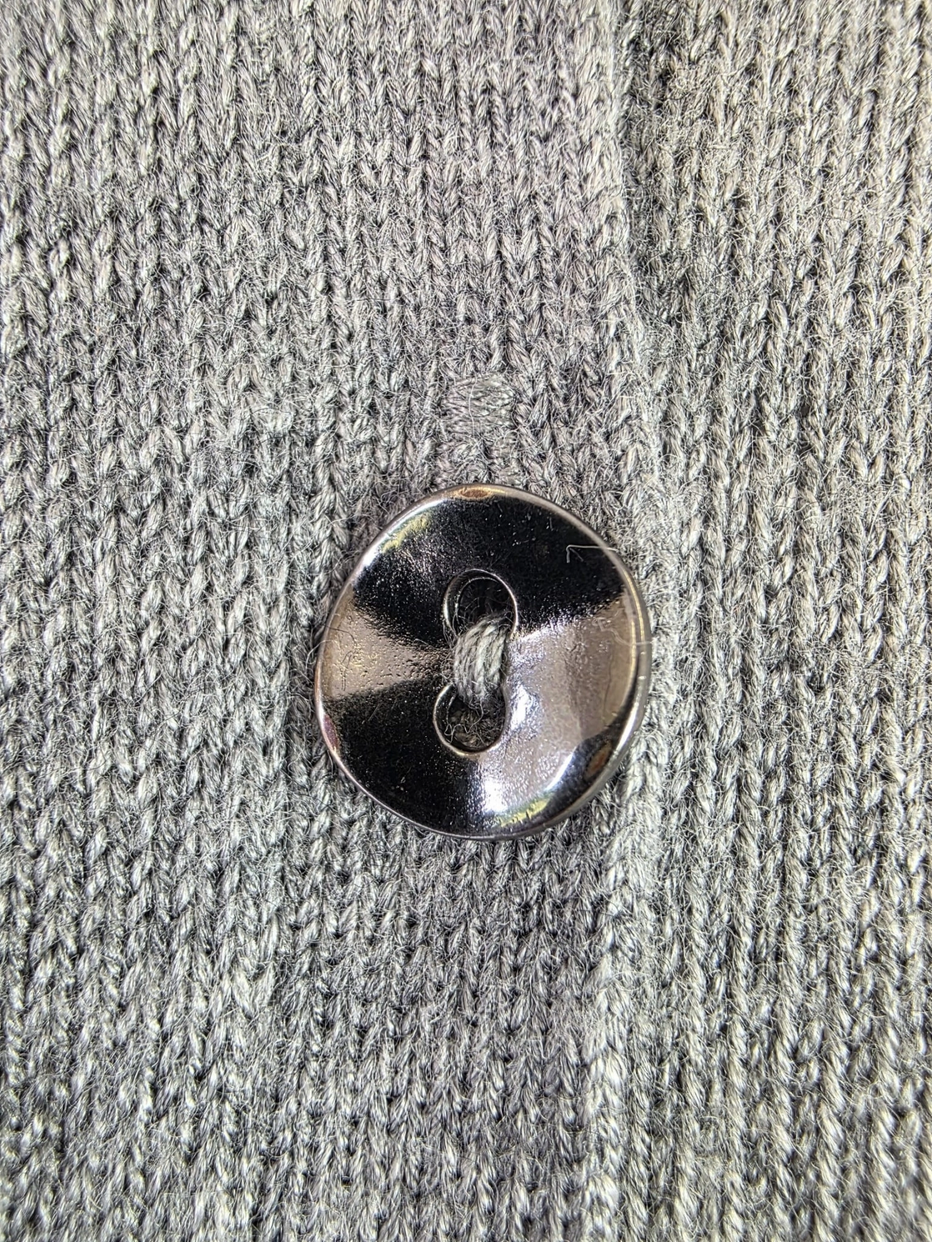 Długi szary kardigan damski zapinany na guziki marki H by Halston to elegancki sweter maxi z rozcięciami, który doskonale podkreśli kobiecą sylwetkę w codziennych i eleganckich stylizacjach