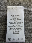 Długi szary kardigan damski zapinany na guziki marki H by Halston to elegancki sweter maxi z rozcięciami, który doskonale podkreśli kobiecą sylwetkę w codziennych i eleganckich stylizacjach