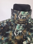 Ręcznie szyty damski golf w ciemnozielony botanical print ze złotymi detalami to elegancka i wygodna propozycja dopasowana do każdej kobiecej sylwetki
