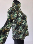 Ręcznie szyty damski golf w ciemnozielony botanical print ze złotymi detalami to elegancka i wygodna propozycja dopasowana do każdej kobiecej sylwetki