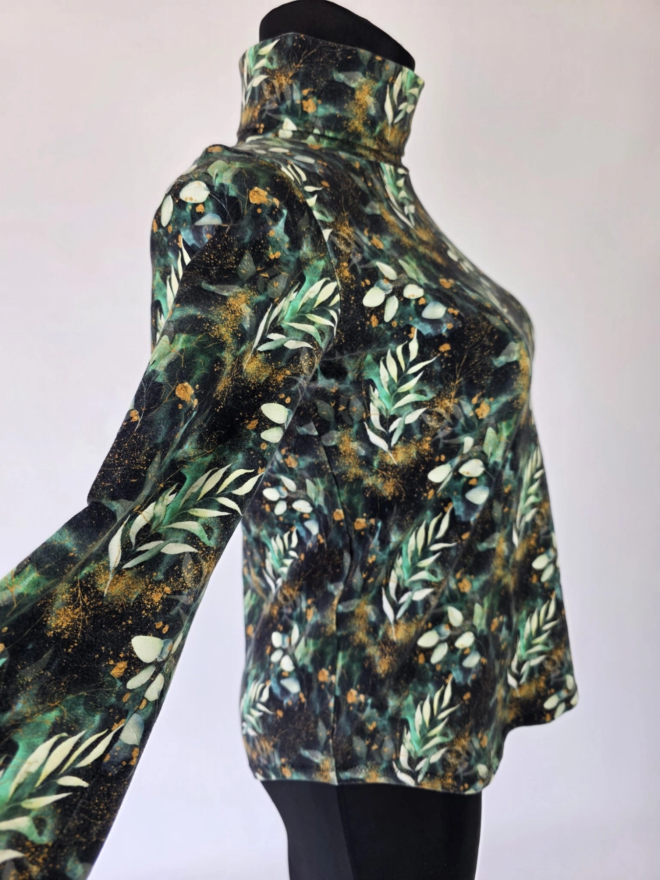 Ręcznie szyty damski golf w ciemnozielony botanical print ze złotymi detalami to elegancka i wygodna propozycja dopasowana do każdej kobiecej sylwetki