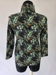 Ręcznie szyty damski golf w ciemnozielony botanical print ze złotymi detalami to elegancka i wygodna propozycja dopasowana do każdej kobiecej sylwetki