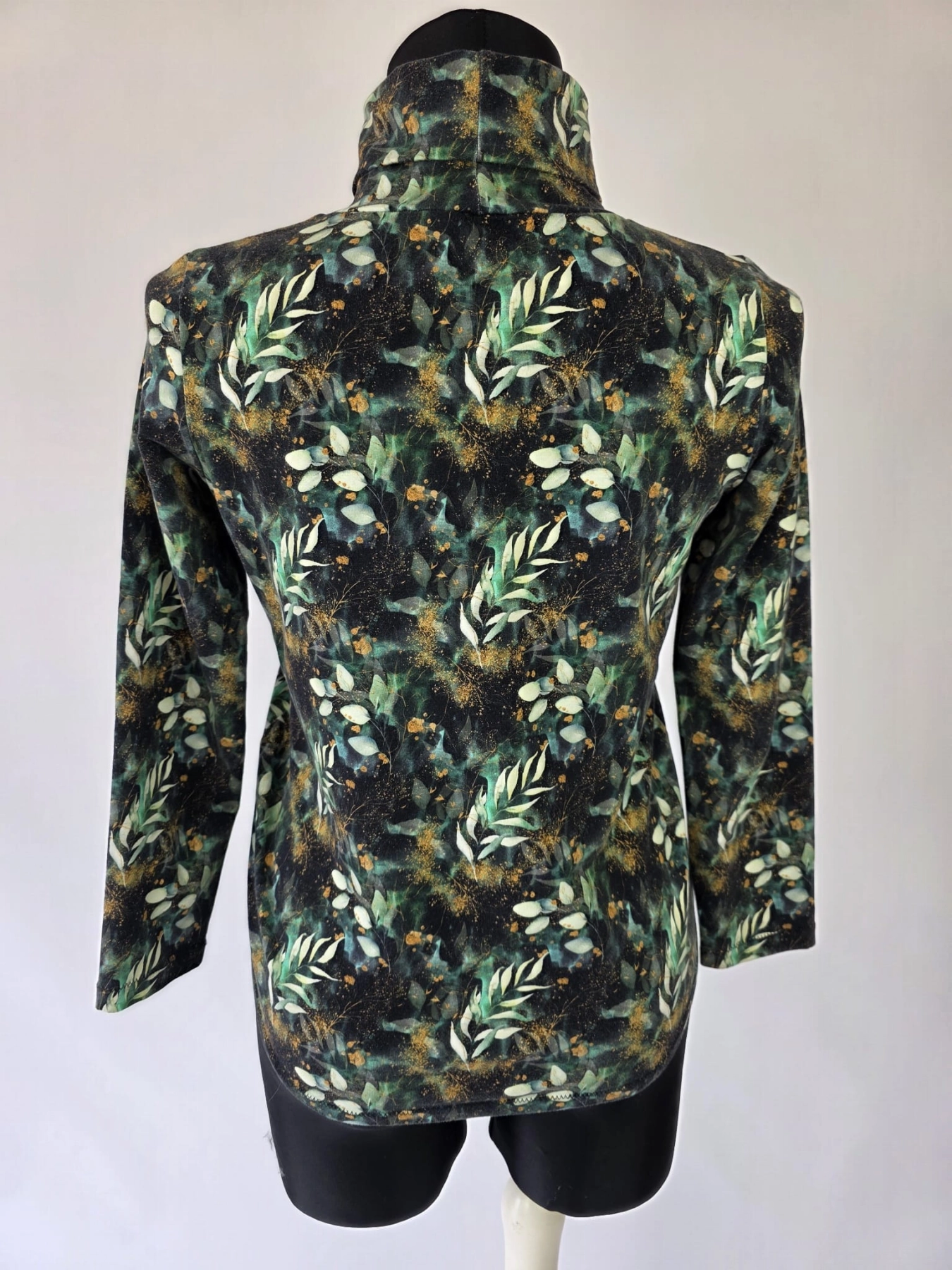 Ręcznie szyty damski golf w ciemnozielony botanical print ze złotymi detalami to elegancka i wygodna propozycja dopasowana do każdej kobiecej sylwetki