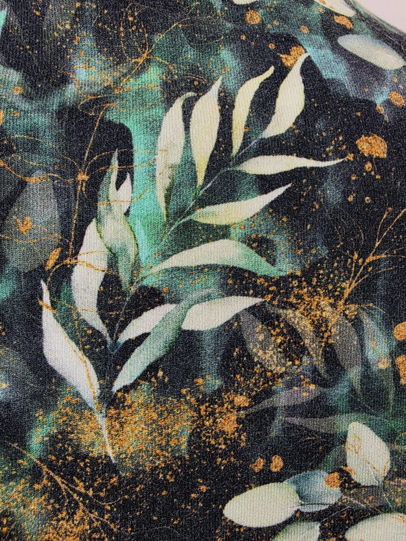 Ręcznie szyty damski golf w ciemnozielony botanical print ze złotymi detalami to elegancka i wygodna propozycja dopasowana do każdej kobiecej sylwetki