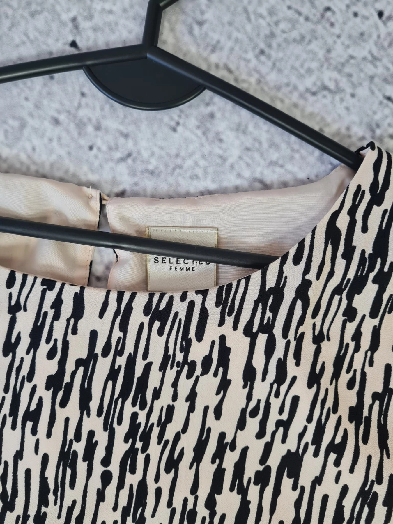Kremowo-czarna sukienka SELECTED – szyk, który się nie narzuca