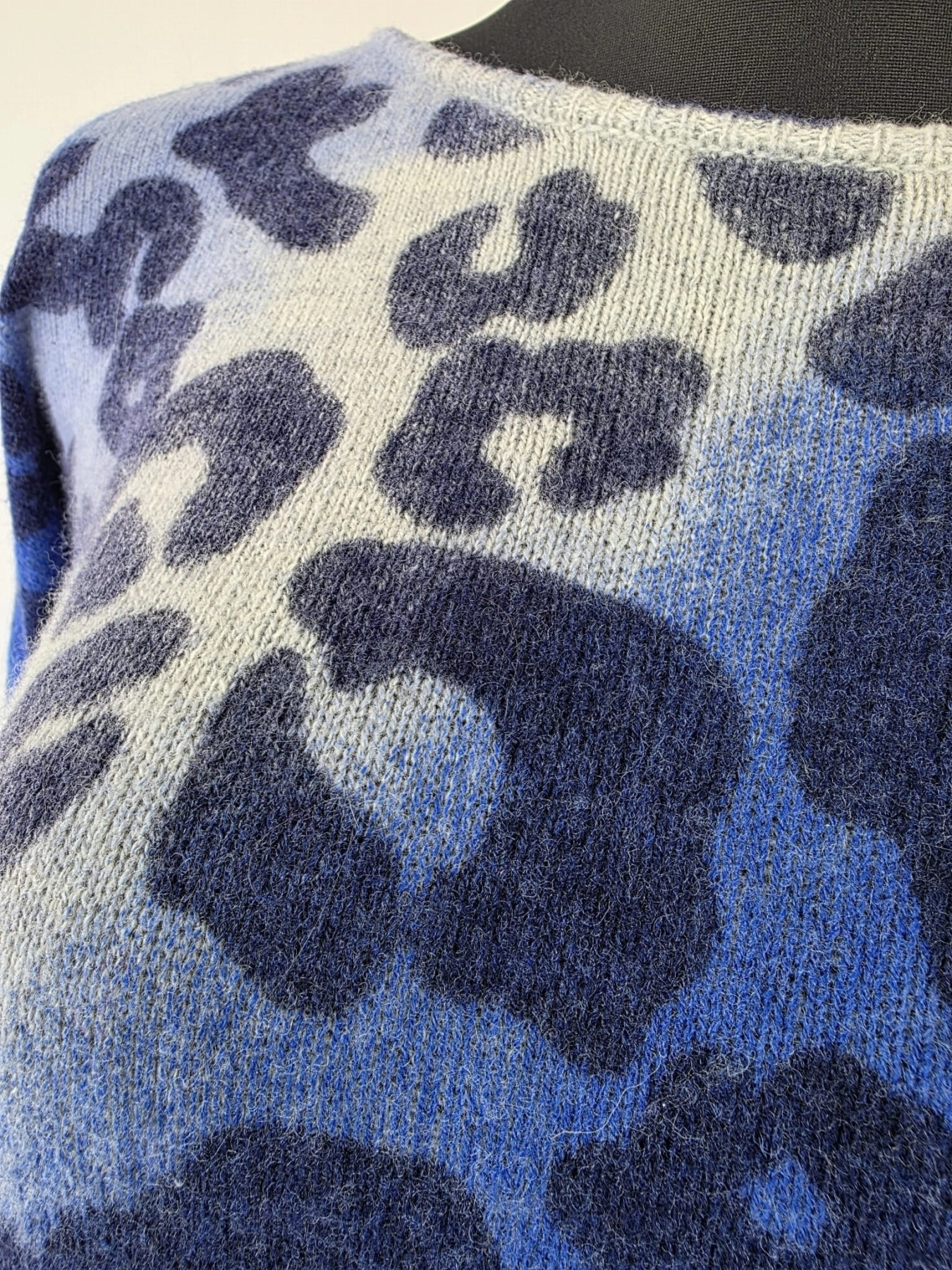 Damski niebieski sweter wełniany w panterkę marki Lieblingsstück o swobodnym kroju oversize, łączący styl, wygodę i ciepło