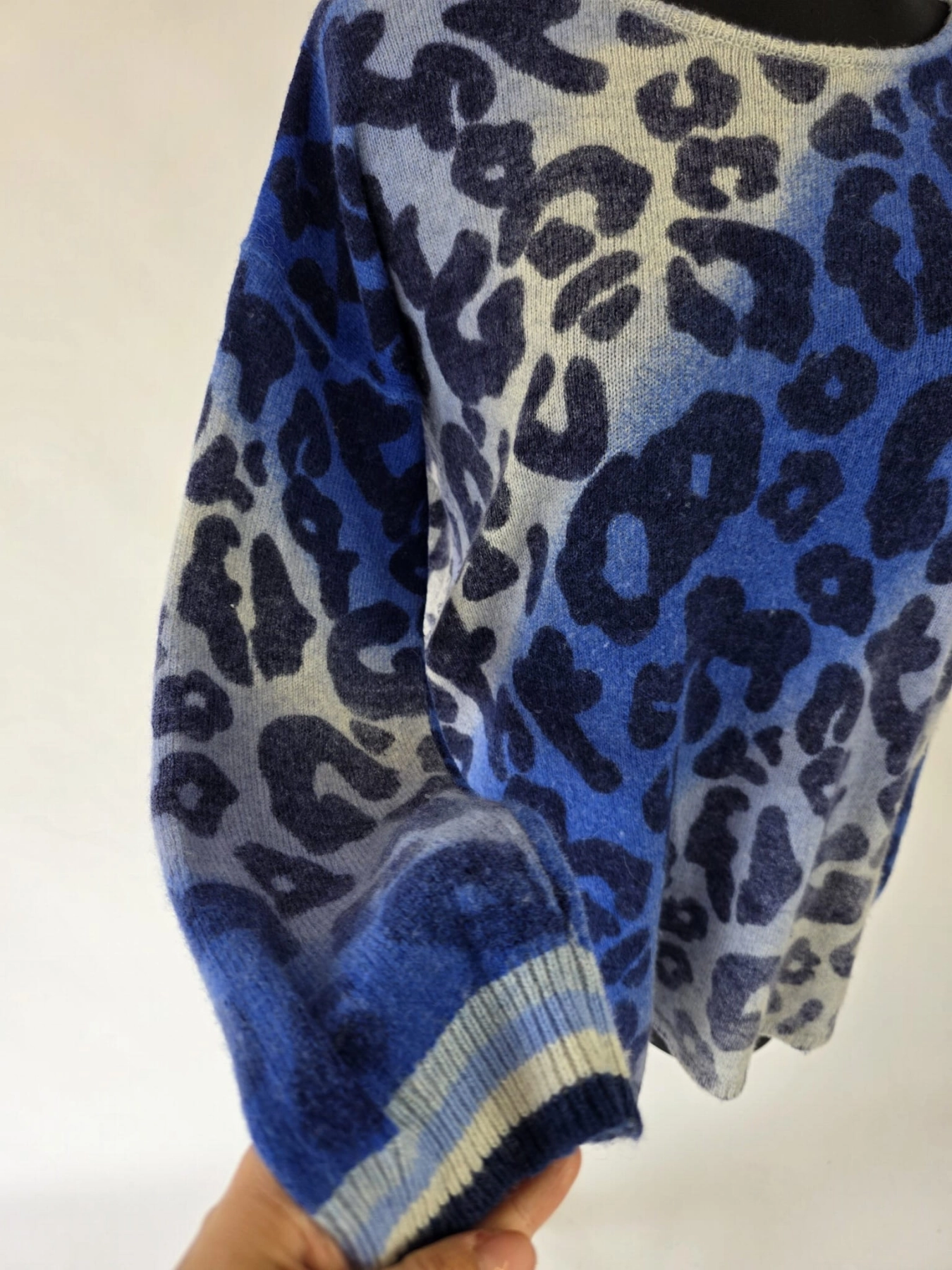 Damski niebieski sweter wełniany w panterkę marki Lieblingsstück o swobodnym kroju oversize, łączący styl, wygodę i ciepło