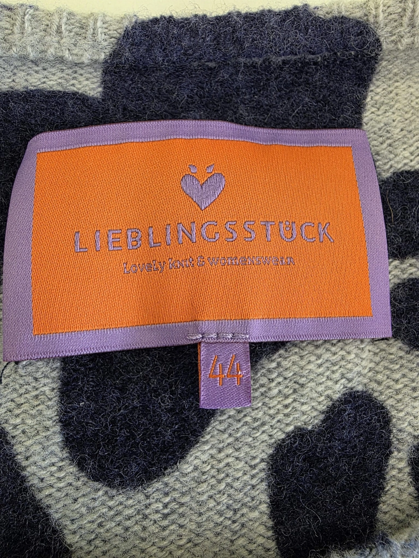 Damski niebieski sweter wełniany w panterkę marki Lieblingsstück o swobodnym kroju oversize, łączący styl, wygodę i ciepło