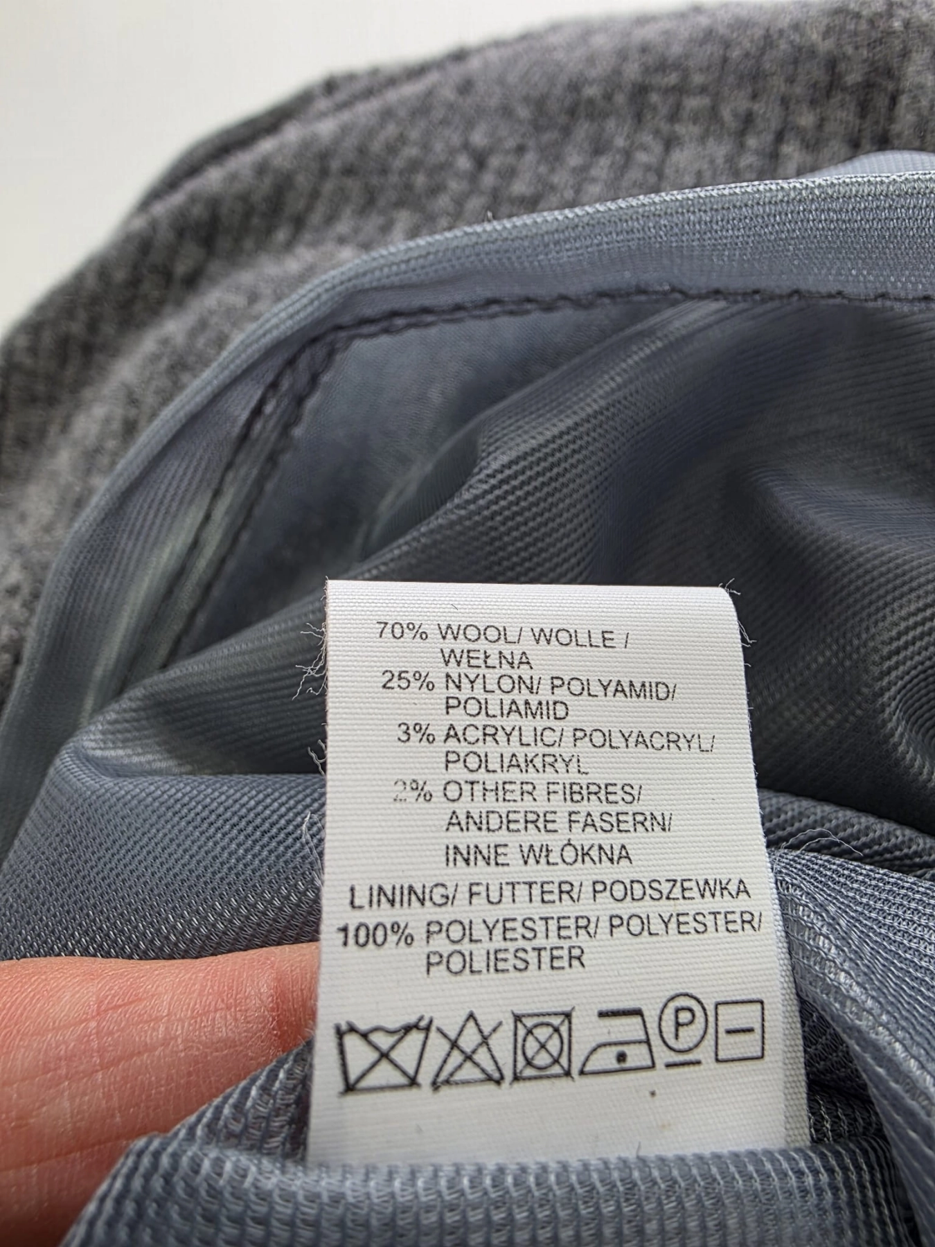 Dopasowana szara sukienka prążkowana Simple z wysokiej jakości wełny to stylowa i ciepła propozycja, która podkreśli kobiecą sylwetkę na co dzień i na wyjątkowe okazje