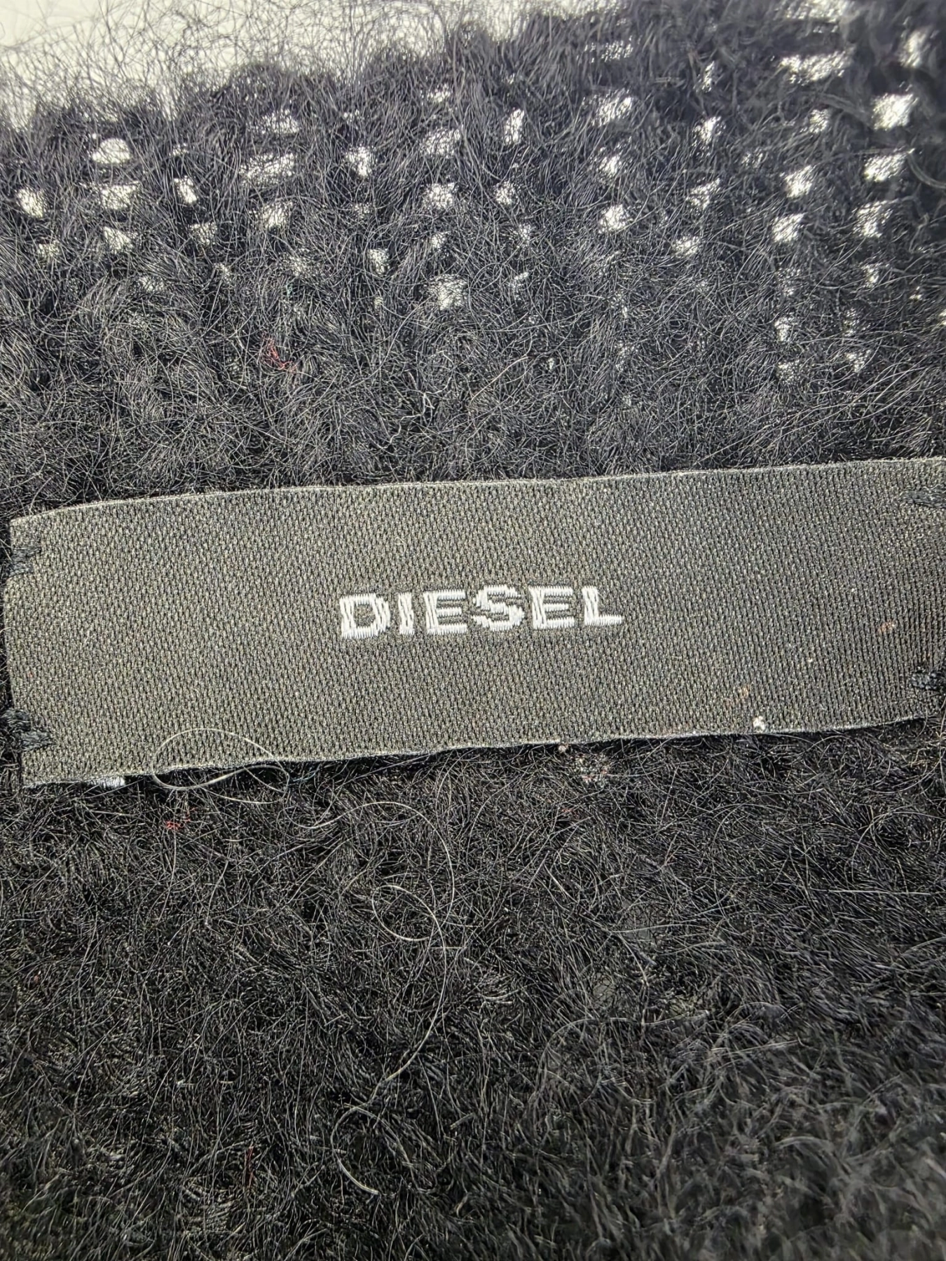 Długa dzianinowa sukienka w pasy marki Diesel z dodatkiem moheru to stylowa i wygodna propozycja z asymetrycznym dekoltem, idealna do unikalnych, kobiecych stylizacji