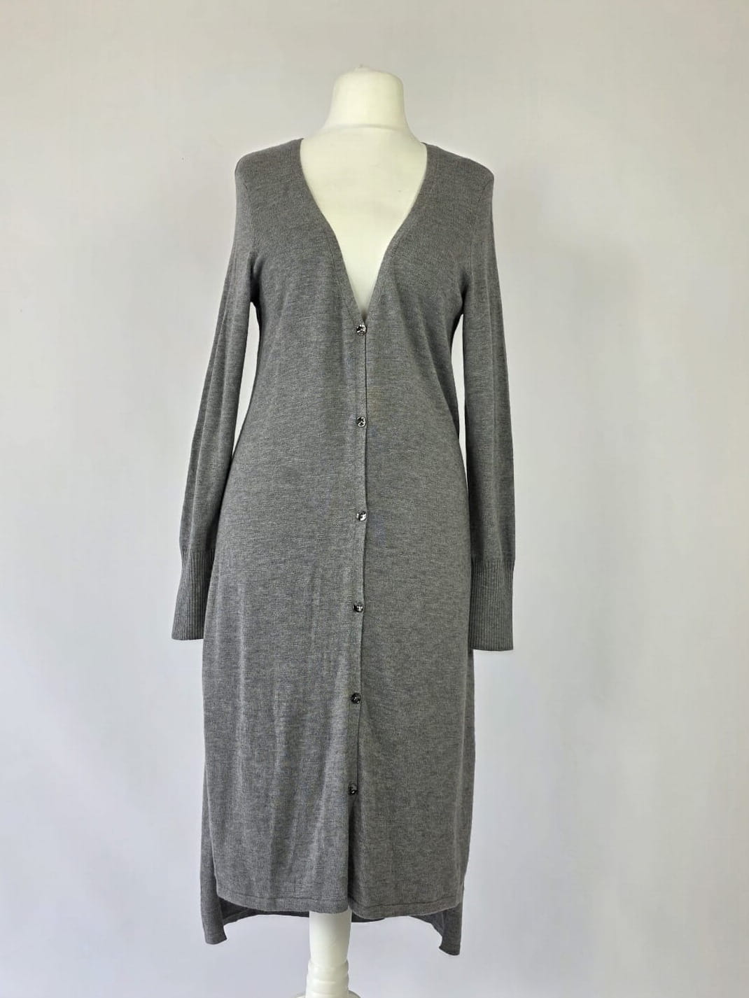Długi szary kardigan damski zapinany na guziki marki H by Halston to elegancki sweter maxi z rozcięciami, który doskonale podkreśli kobiecą sylwetkę w codziennych i eleganckich stylizacjach