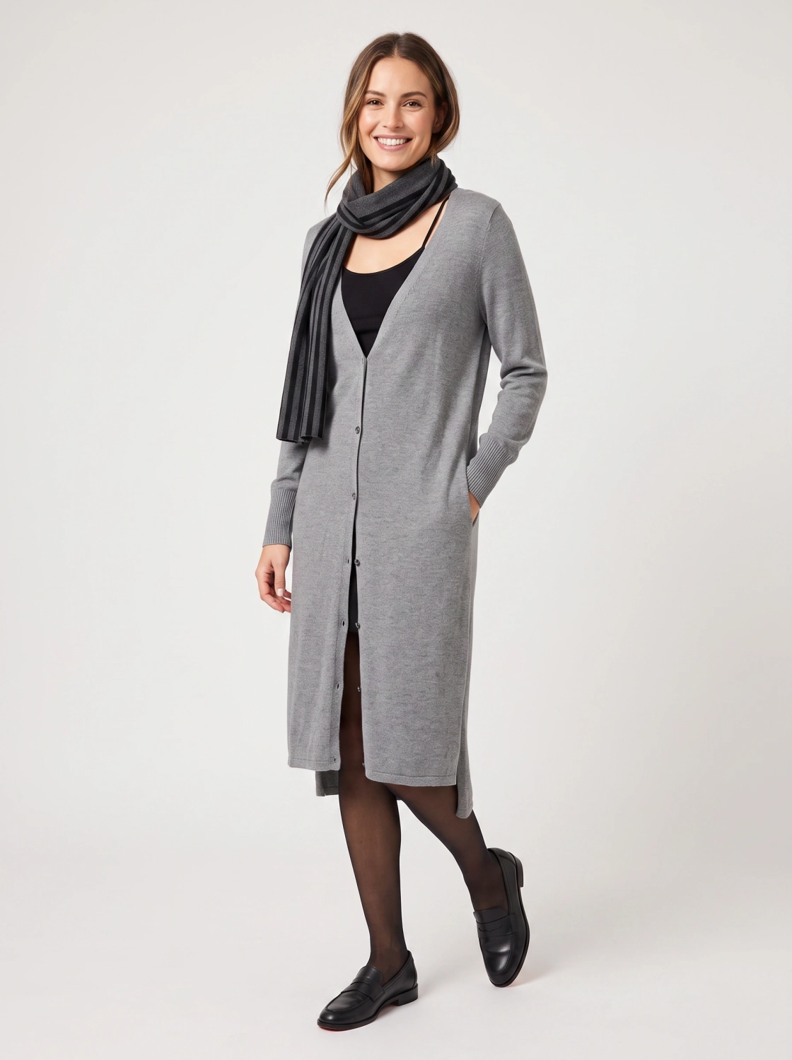 Długi szary kardigan damski zapinany na guziki marki H by Halston to elegancki sweter maxi z rozcięciami, który doskonale podkreśli kobiecą sylwetkę w codziennych i eleganckich stylizacjach