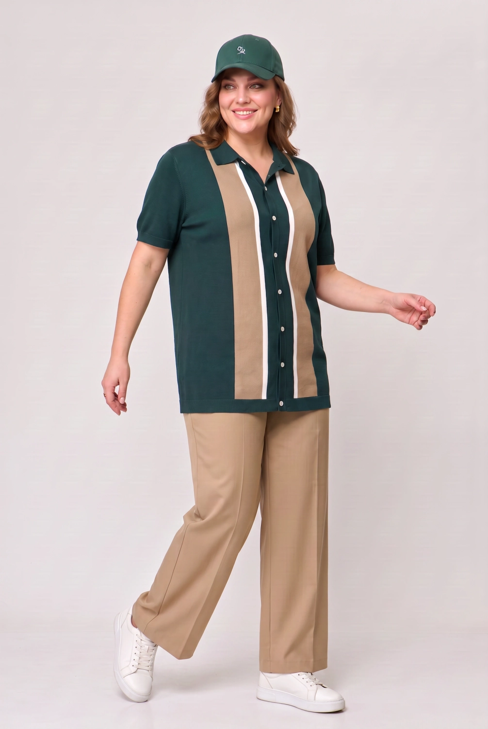 Dwuczęściowa kobieca stylizacja premium składająca się z wiskozowej bluzki polo ZHANDA w pionowe pasy oraz beżowych spodni HM z wysokim stanem