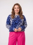 Damski niebieski sweter wełniany w panterkę marki Lieblingsstück o swobodnym kroju oversize, łączący styl, wygodę i ciepło