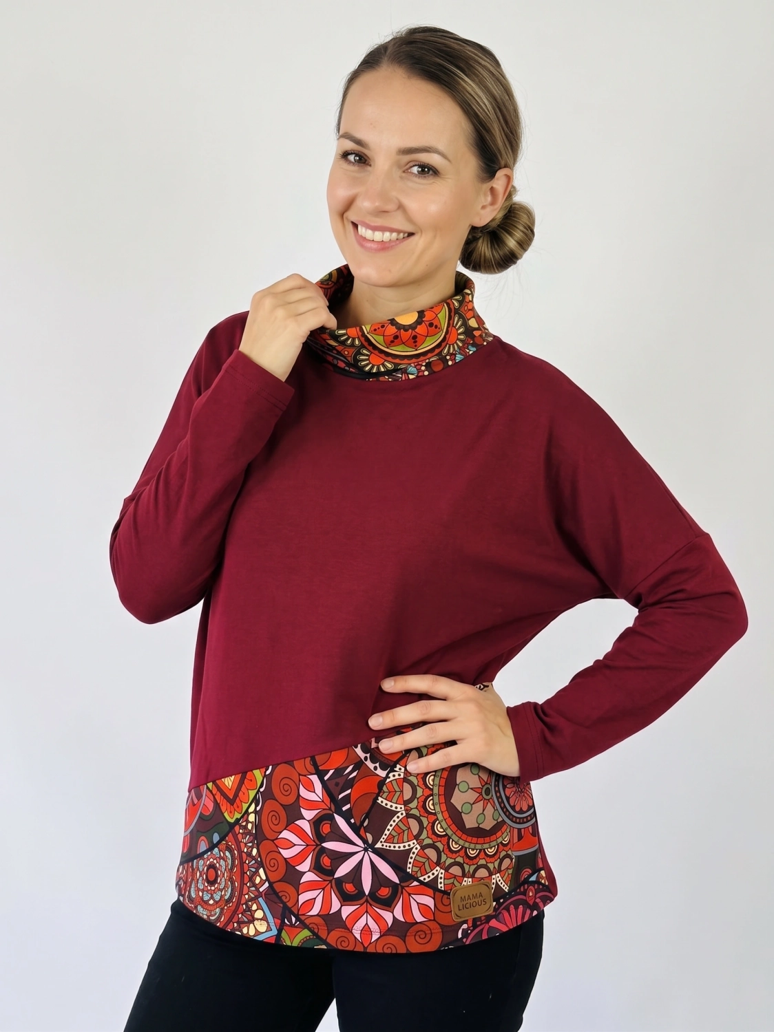 Bordowa bluza oversize z miękkiej dzianiny z etnicznym kominem i wzorzystym dołem Handmade to idealny wybór dla kobiet ceniących unikalną odzież autorską i niezrównany komfort