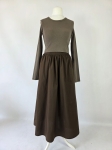Czekoladowa stylizacja damska z dopasowaną bluzką JJXX, bawełnianą spódnicą Threadbare oraz wełnianym narzutem fransa gwarantuje elegancki wygląd i pełen komfort noszenia