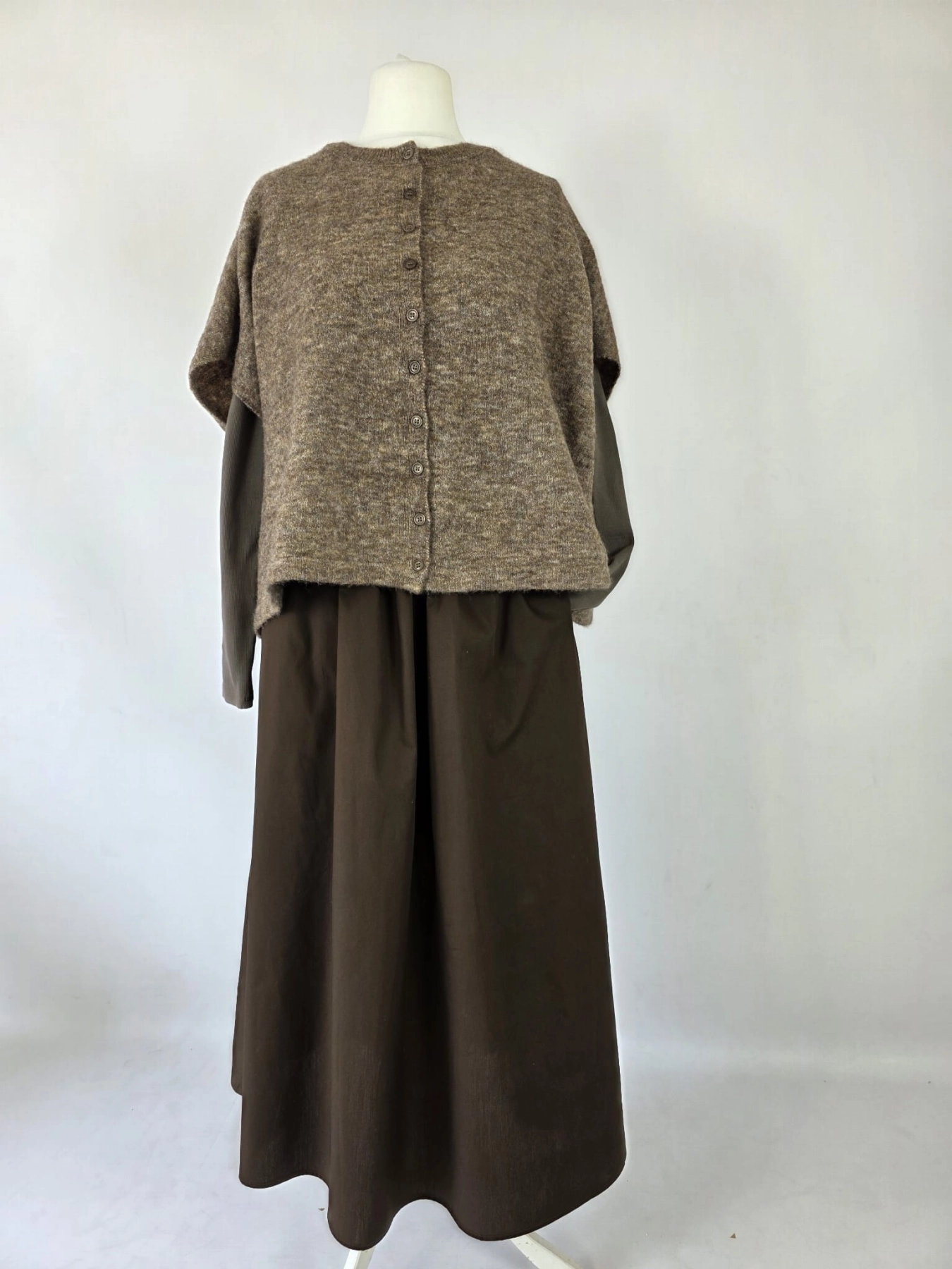 Czekoladowa stylizacja damska z dopasowaną bluzką JJXX, bawełnianą spódnicą Threadbare oraz wełnianym narzutem fransa gwarantuje elegancki wygląd i pełen komfort noszenia
