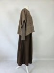 Czekoladowa stylizacja damska z dopasowaną bluzką JJXX, bawełnianą spódnicą Threadbare oraz wełnianym narzutem fransa gwarantuje elegancki wygląd i pełen komfort noszenia