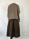 Czekoladowa stylizacja damska z dopasowaną bluzką JJXX, bawełnianą spódnicą Threadbare oraz wełnianym narzutem fransa gwarantuje elegancki wygląd i pełen komfort noszenia