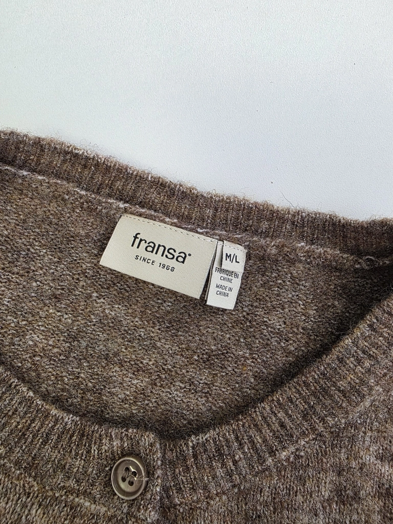 Czekoladowa stylizacja damska z dopasowaną bluzką JJXX, bawełnianą spódnicą Threadbare oraz wełnianym narzutem fransa gwarantuje elegancki wygląd i pełen komfort noszenia