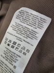 Czekoladowa stylizacja damska z dopasowaną bluzką JJXX, bawełnianą spódnicą Threadbare oraz wełnianym narzutem fransa gwarantuje elegancki wygląd i pełen komfort noszenia