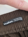 Czekoladowa stylizacja damska z dopasowaną bluzką JJXX, bawełnianą spódnicą Threadbare oraz wełnianym narzutem fransa gwarantuje elegancki wygląd i pełen komfort noszenia