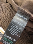 Czekoladowa stylizacja damska z dopasowaną bluzką JJXX, bawełnianą spódnicą Threadbare oraz wełnianym narzutem fransa gwarantuje elegancki wygląd i pełen komfort noszenia