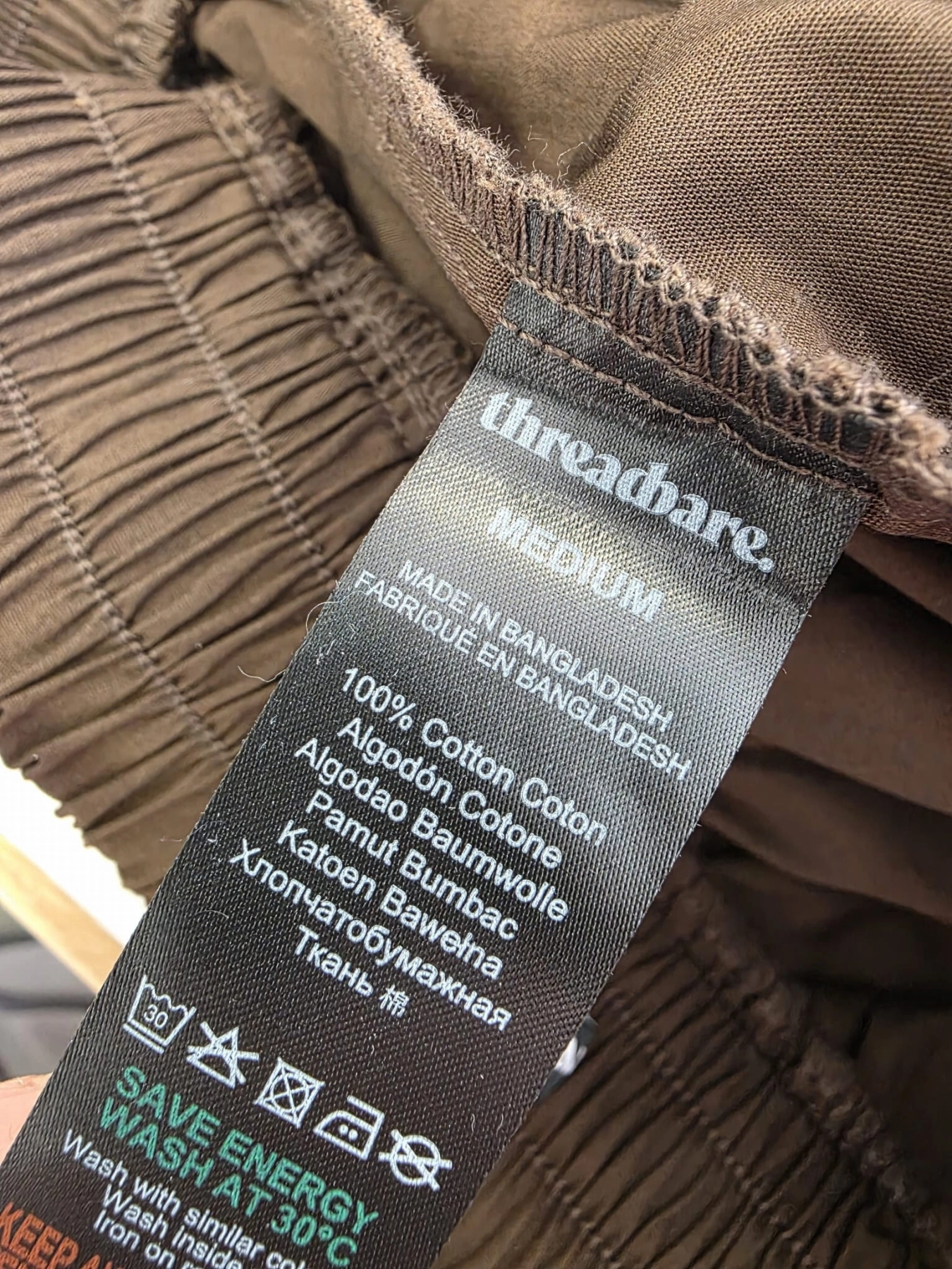Czekoladowa stylizacja damska z dopasowaną bluzką JJXX, bawełnianą spódnicą Threadbare oraz wełnianym narzutem fransa gwarantuje elegancki wygląd i pełen komfort noszenia