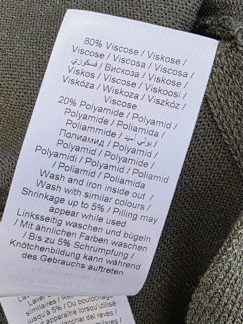 Trzyczęściowy komplet damski składający się z sukienki z golfem Saint Tropez, tiulowej narzutki moro MSCH Copenhagen oraz dżinsowej katany Zara