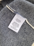Dwuczęściowa kobieca stylizacja składająca się z wzorzystego swetra oversize MarlaWynne oraz połyskującej, dzianinowej spódnicy midi