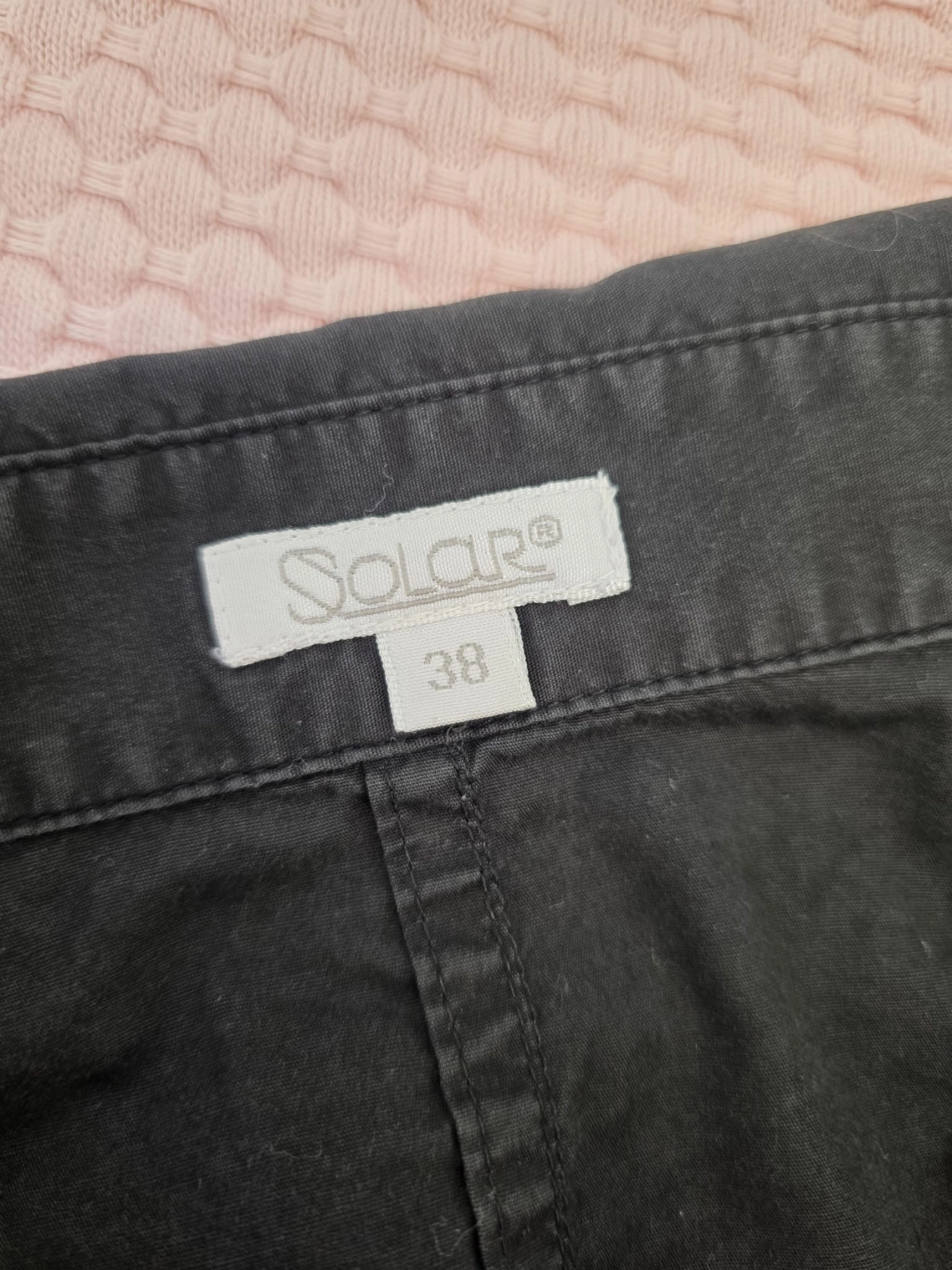 Trzyczęściowa stylizacja damska premium łącząca szare jeansy GUESS z wysokim stanem, czarną koszulę Solar oraz pudroworóżowy bawełniany sweter Jake's