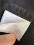Trzyczęściowa stylizacja damska premium łącząca szare jeansy GUESS z wysokim stanem, czarną koszulę Solar oraz pudroworóżowy bawełniany sweter Jake's