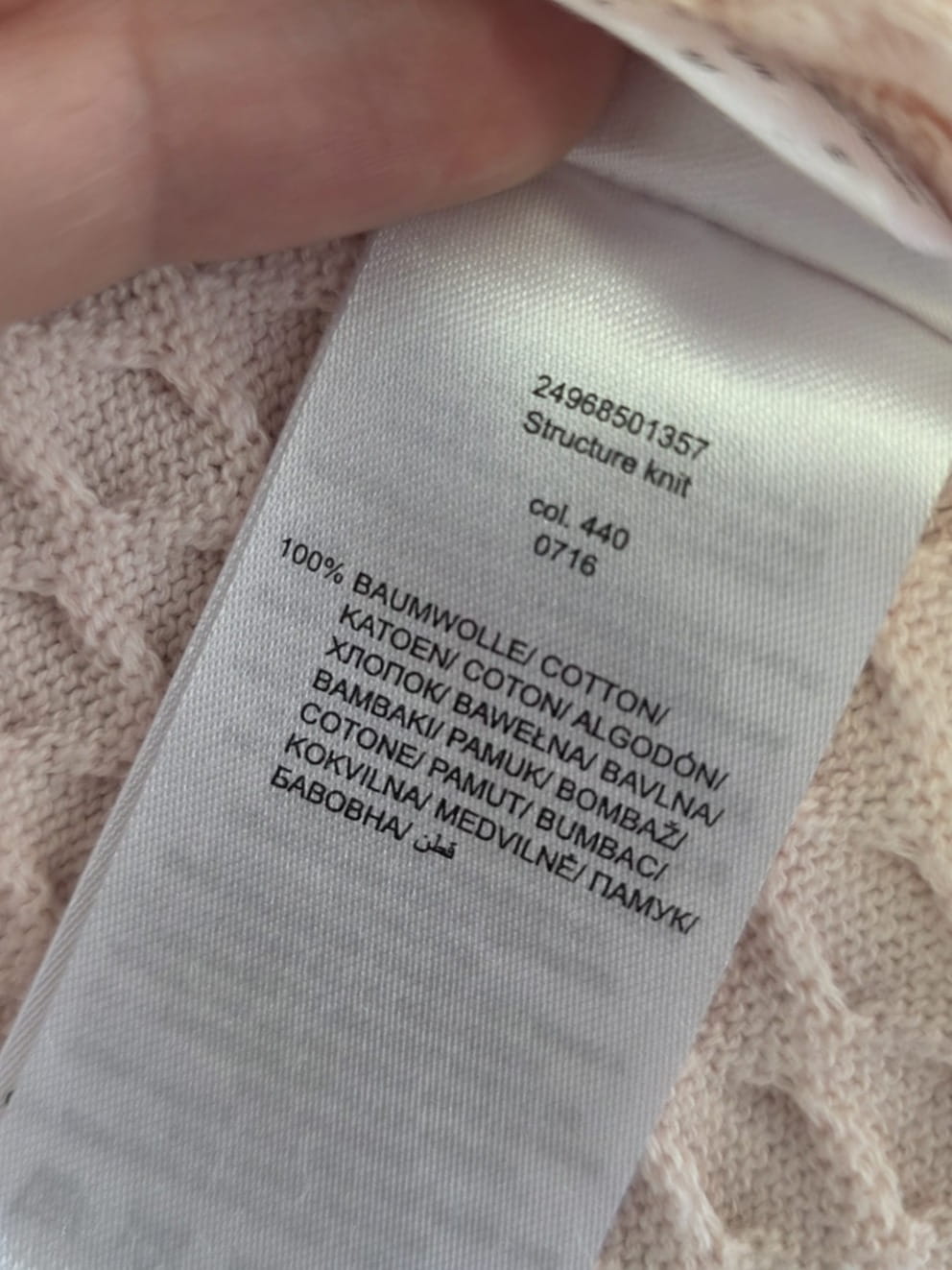 Trzyczęściowa stylizacja damska premium łącząca szare jeansy GUESS z wysokim stanem, czarną koszulę Solar oraz pudroworóżowy bawełniany sweter Jake's