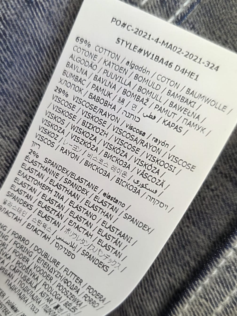 Trzyczęściowa stylizacja damska premium łącząca szare jeansy GUESS z wysokim stanem, czarną koszulę Solar oraz pudroworóżowy bawełniany sweter Jake's