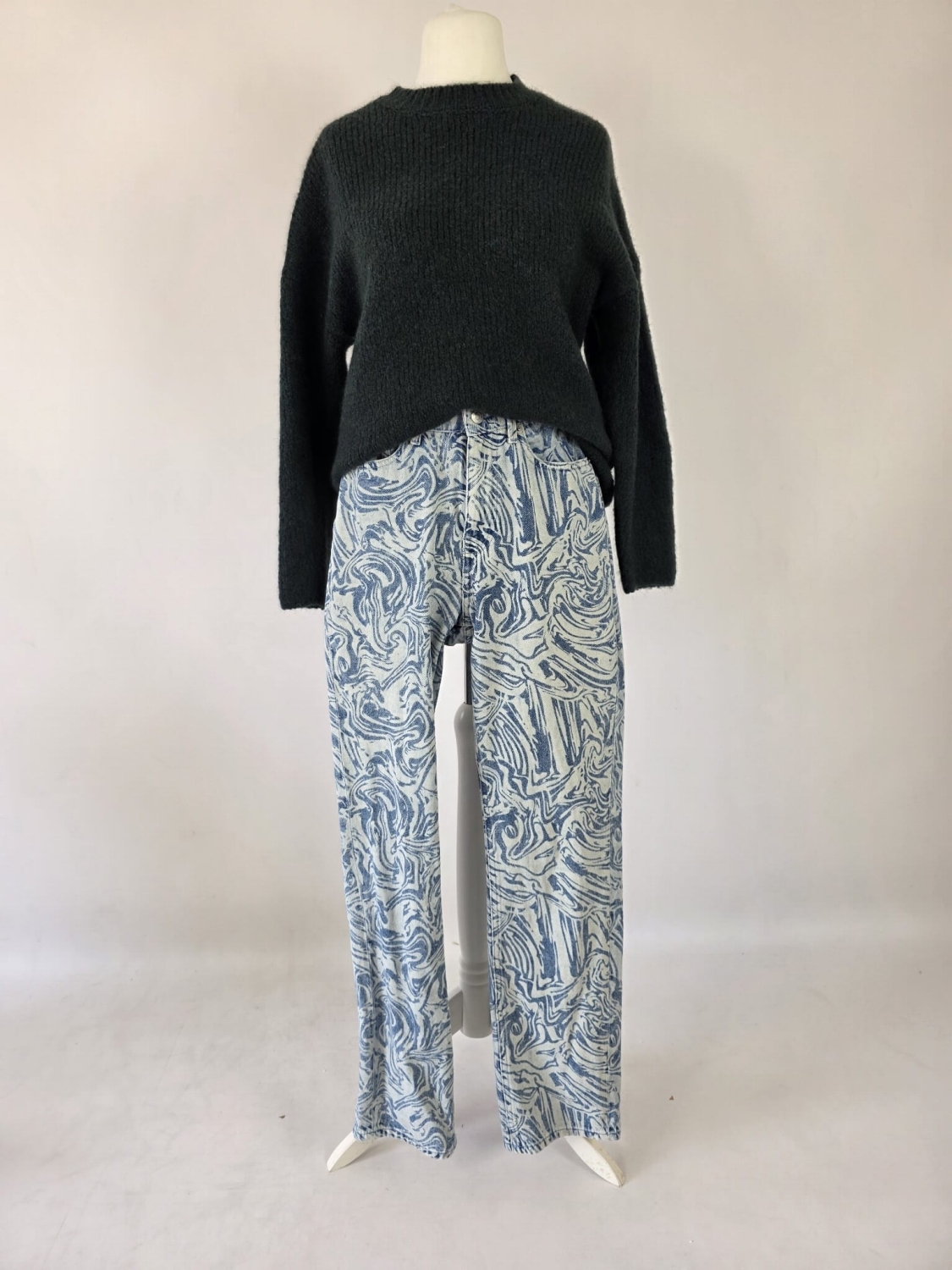 Stylowy zestaw damski z ciemnozielonym swetrem Selected Femme z alpaką i wełną oraz niebieskimi jeansami z wysokim stanem we wzór