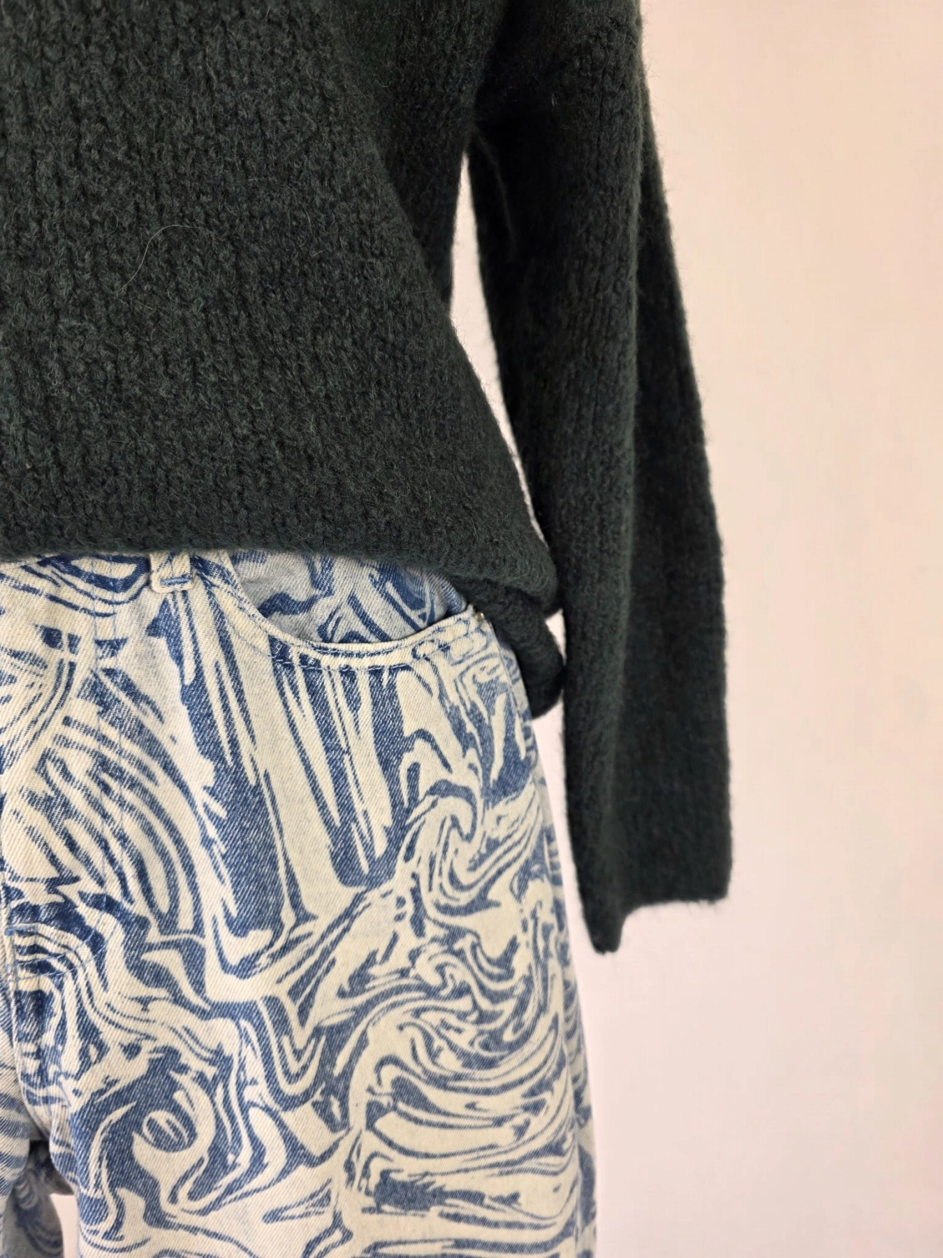 Stylowy zestaw damski z ciemnozielonym swetrem Selected Femme z alpaką i wełną oraz niebieskimi jeansami z wysokim stanem we wzór