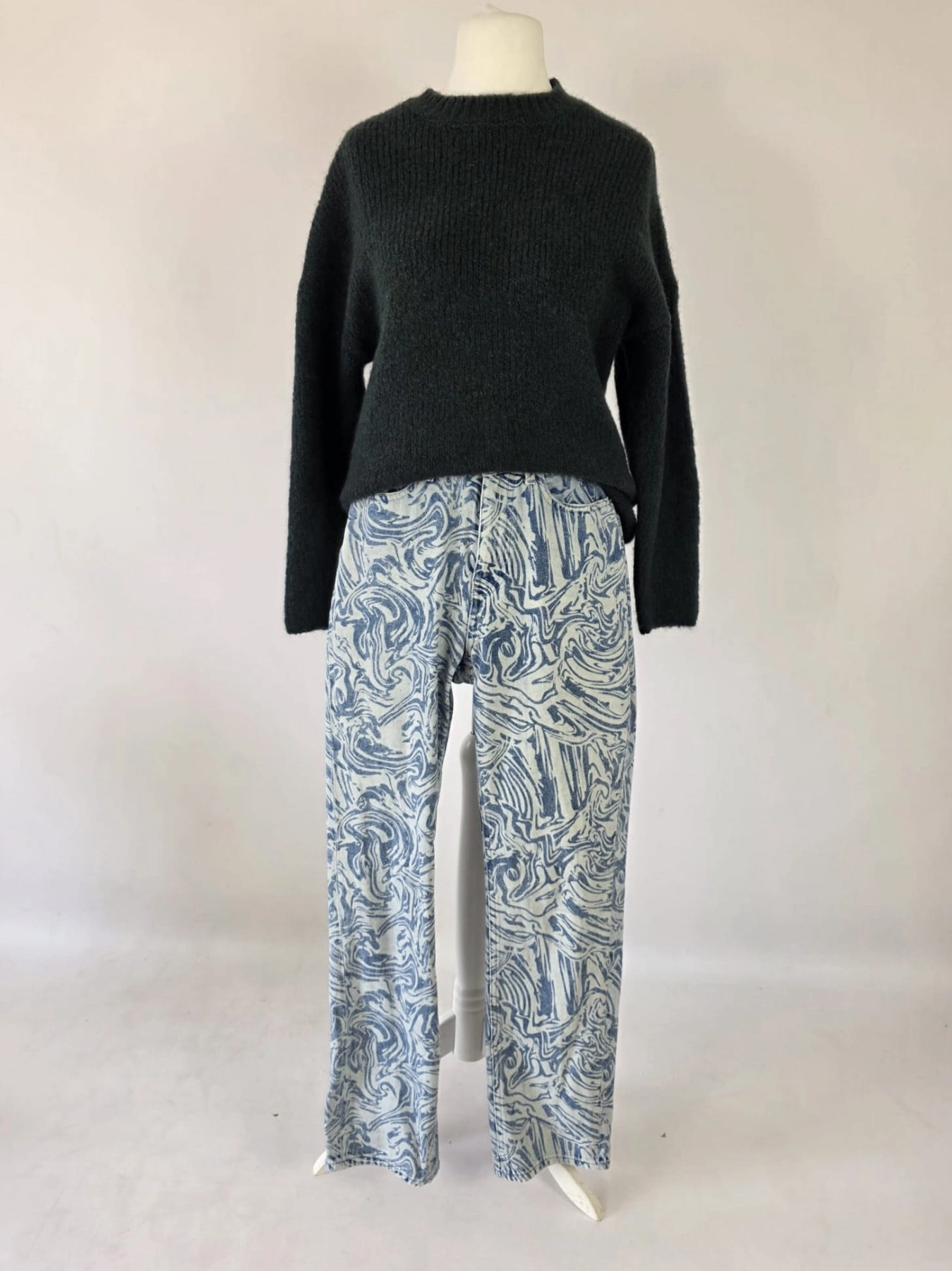 Stylowy zestaw damski z ciemnozielonym swetrem Selected Femme z alpaką i wełną oraz niebieskimi jeansami z wysokim stanem we wzór