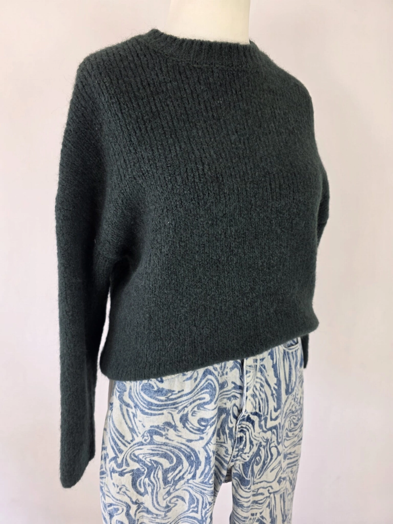 Stylowy zestaw damski z ciemnozielonym swetrem Selected Femme z alpaką i wełną oraz niebieskimi jeansami z wysokim stanem we wzór