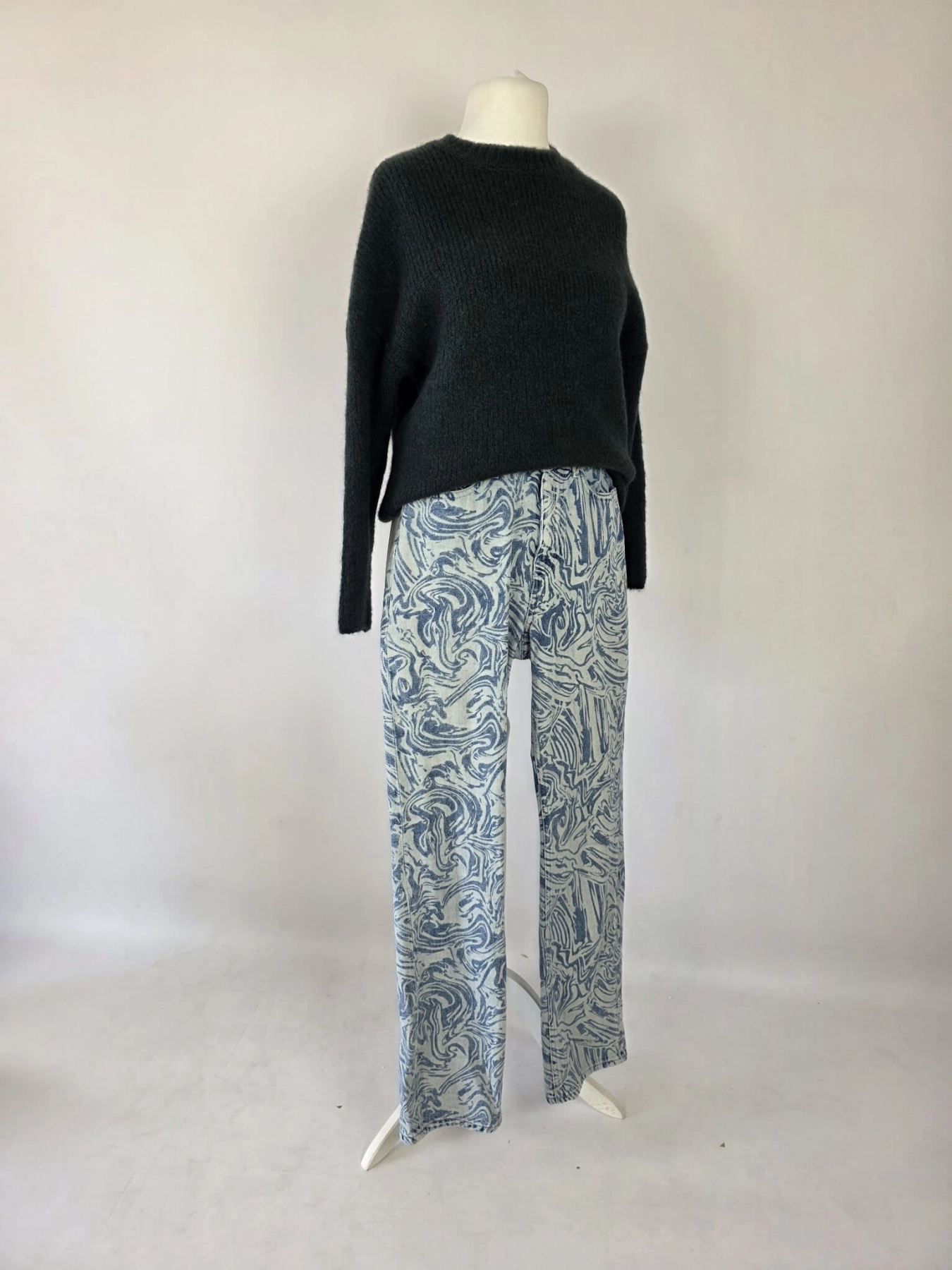 Stylowy zestaw damski z ciemnozielonym swetrem Selected Femme z alpaką i wełną oraz niebieskimi jeansami z wysokim stanem we wzór
