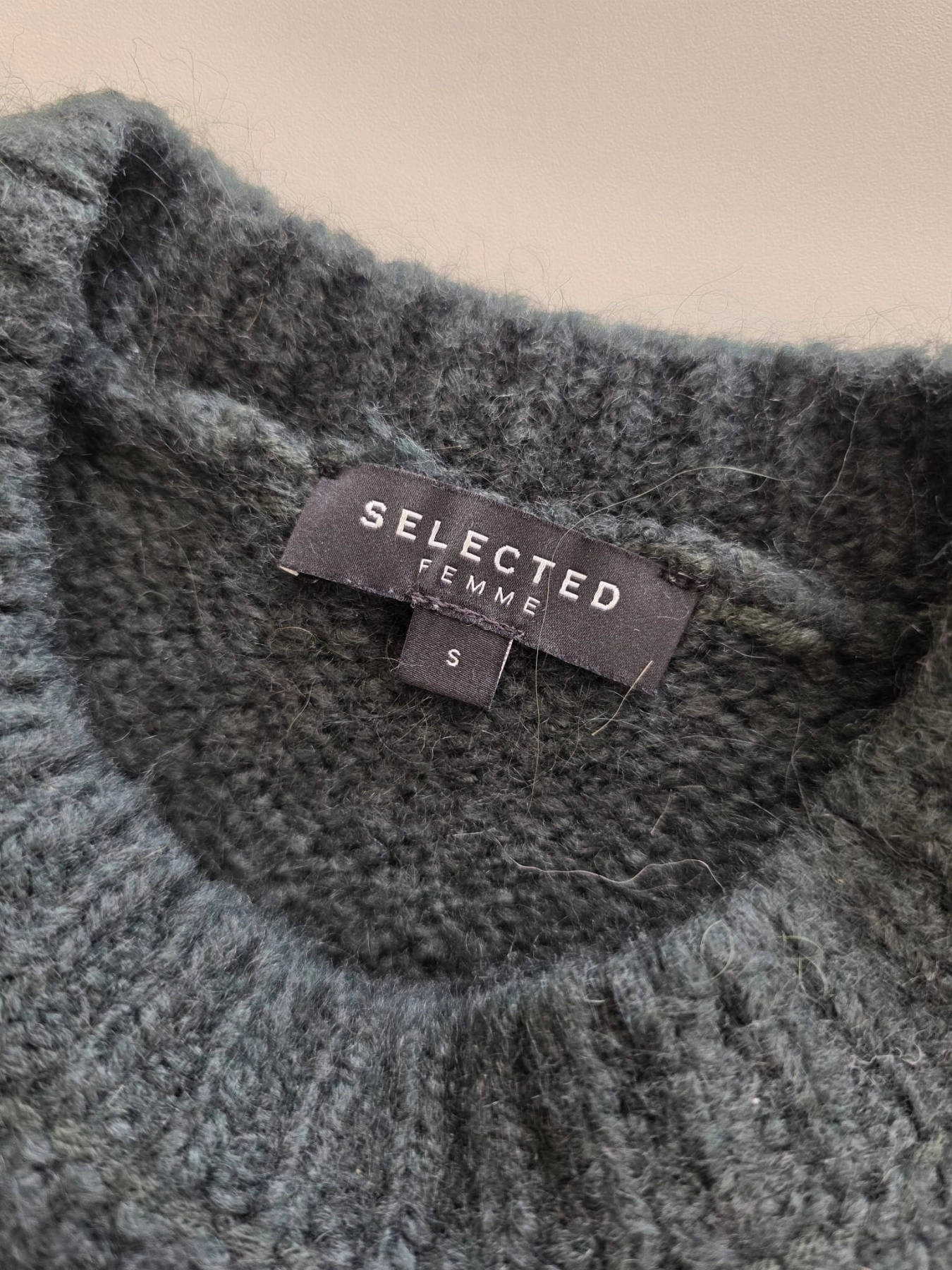 Stylowy zestaw damski z ciemnozielonym swetrem Selected Femme z alpaką i wełną oraz niebieskimi jeansami z wysokim stanem we wzór