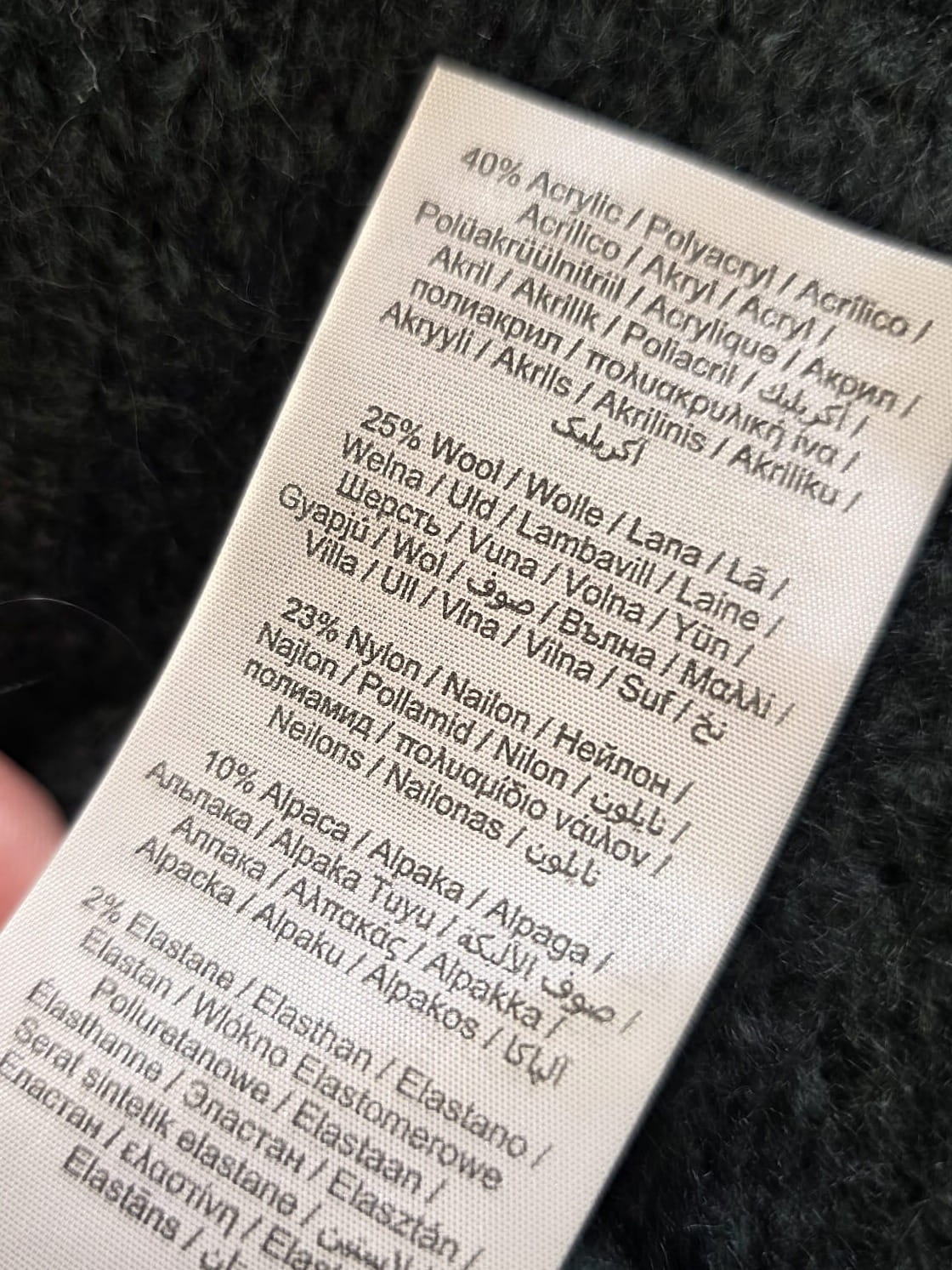 Stylowy zestaw damski z ciemnozielonym swetrem Selected Femme z alpaką i wełną oraz niebieskimi jeansami z wysokim stanem we wzór