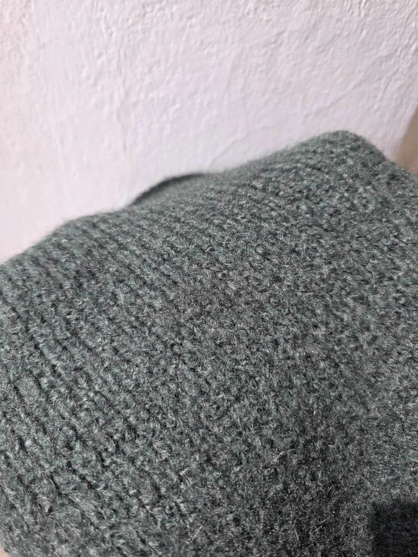 Stylowy zestaw damski z ciemnozielonym swetrem Selected Femme z alpaką i wełną oraz niebieskimi jeansami z wysokim stanem we wzór