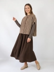 Czekoladowa stylizacja damska z dopasowaną bluzką JJXX, bawełnianą spódnicą Threadbare oraz wełnianym narzutem fransa gwarantuje elegancki wygląd i pełen komfort noszenia