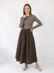 Czekoladowa stylizacja damska z dopasowaną bluzką JJXX, bawełnianą spódnicą Threadbare oraz wełnianym narzutem fransa gwarantuje elegancki wygląd i pełen komfort noszenia