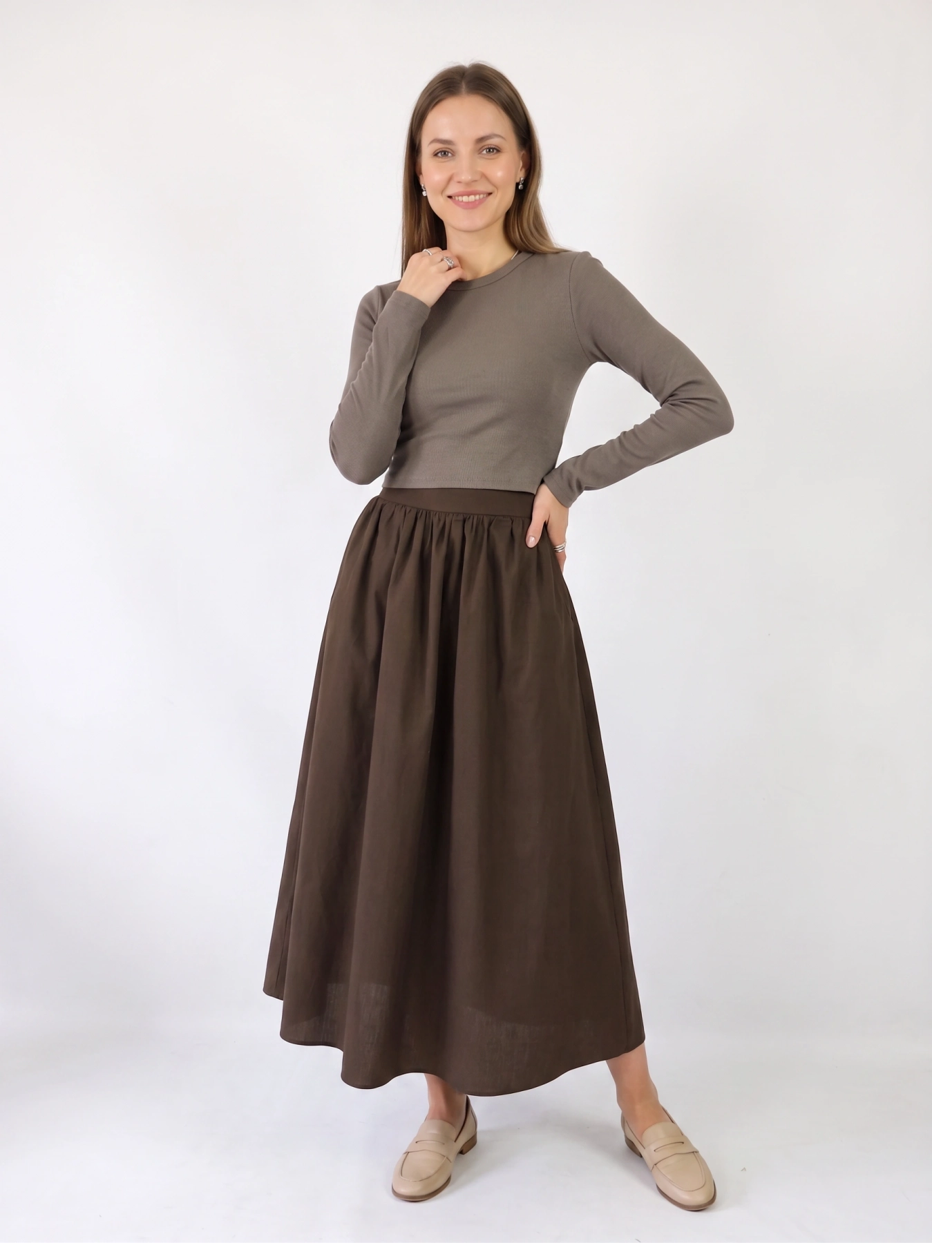 Czekoladowa stylizacja damska z dopasowaną bluzką JJXX, bawełnianą spódnicą Threadbare oraz wełnianym narzutem fransa gwarantuje elegancki wygląd i pełen komfort noszenia