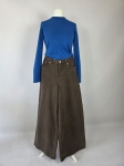 Stylowy zestaw kobiecy z niebieską bluzką COS, lnianą narzutką Zara, brązowymi spodniami wide leg Monki oraz paskiem