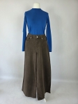 Stylowy zestaw kobiecy z niebieską bluzką COS, lnianą narzutką Zara, brązowymi spodniami wide leg Monki oraz paskiem